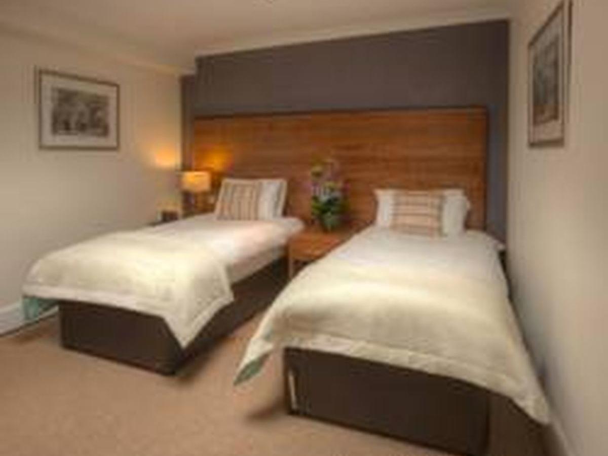 The Boleyn Hotel Staines-upon-Thames Eksteriør bilde