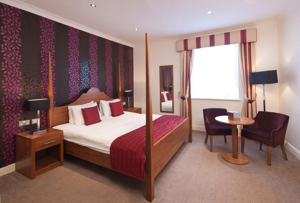 The Boleyn Hotel Staines-upon-Thames Eksteriør bilde