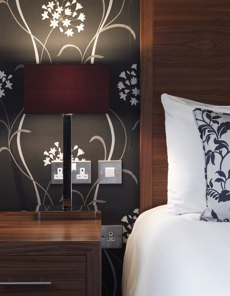 The Boleyn Hotel Staines-upon-Thames Eksteriør bilde
