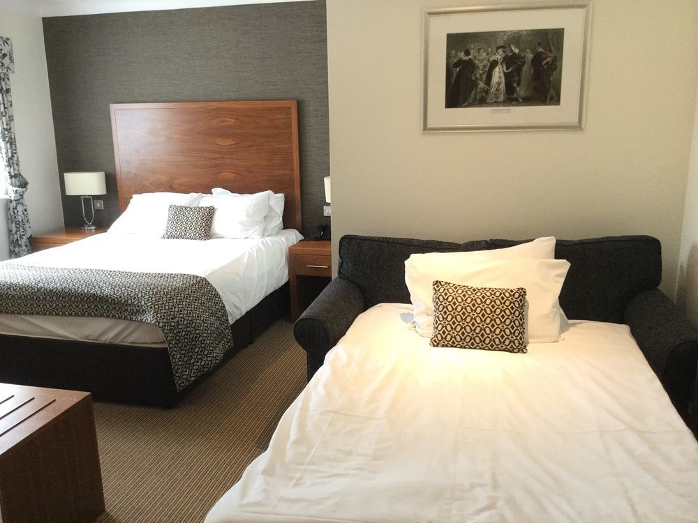 The Boleyn Hotel Staines-upon-Thames Eksteriør bilde