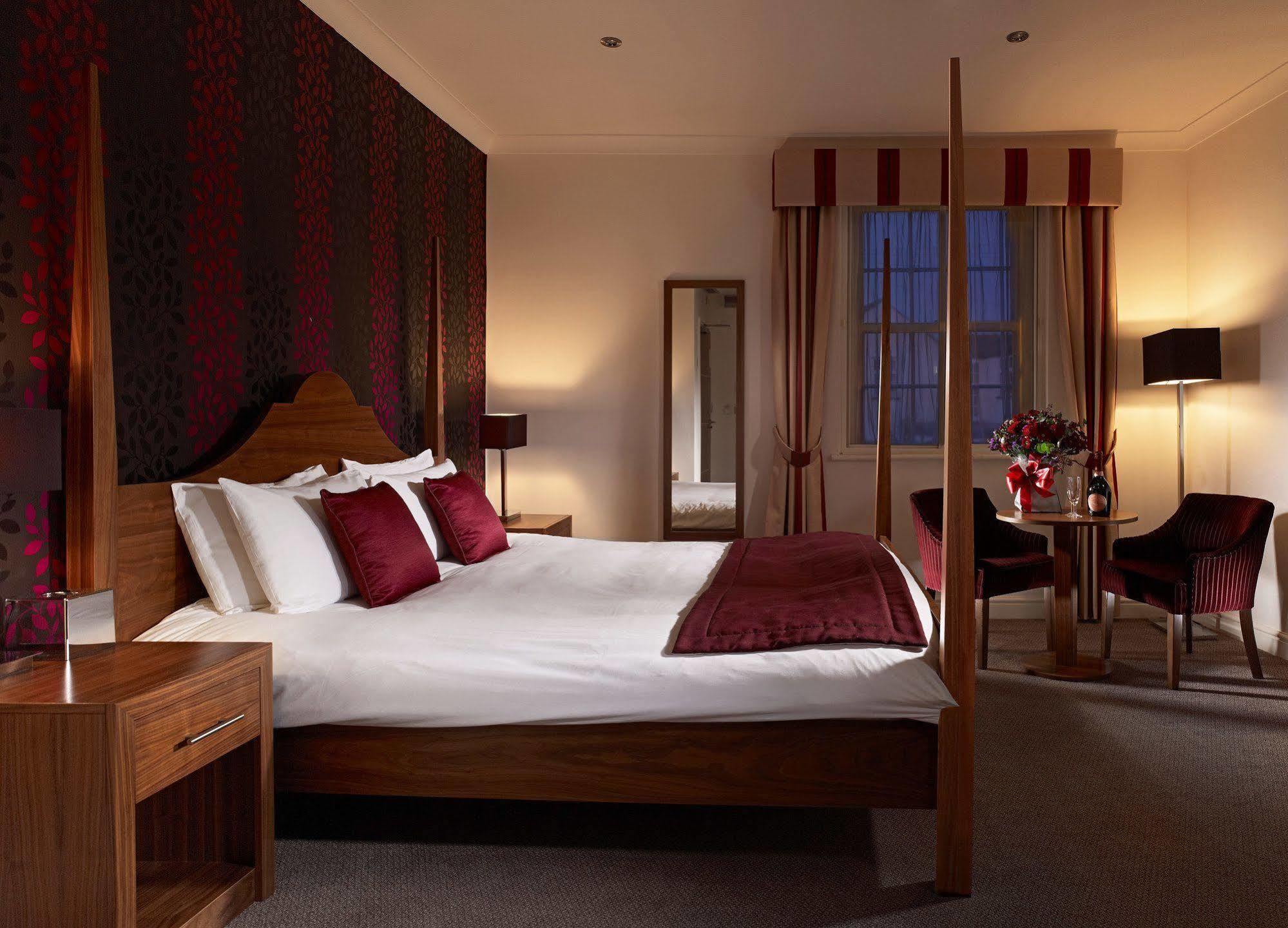 The Boleyn Hotel Staines-upon-Thames Eksteriør bilde