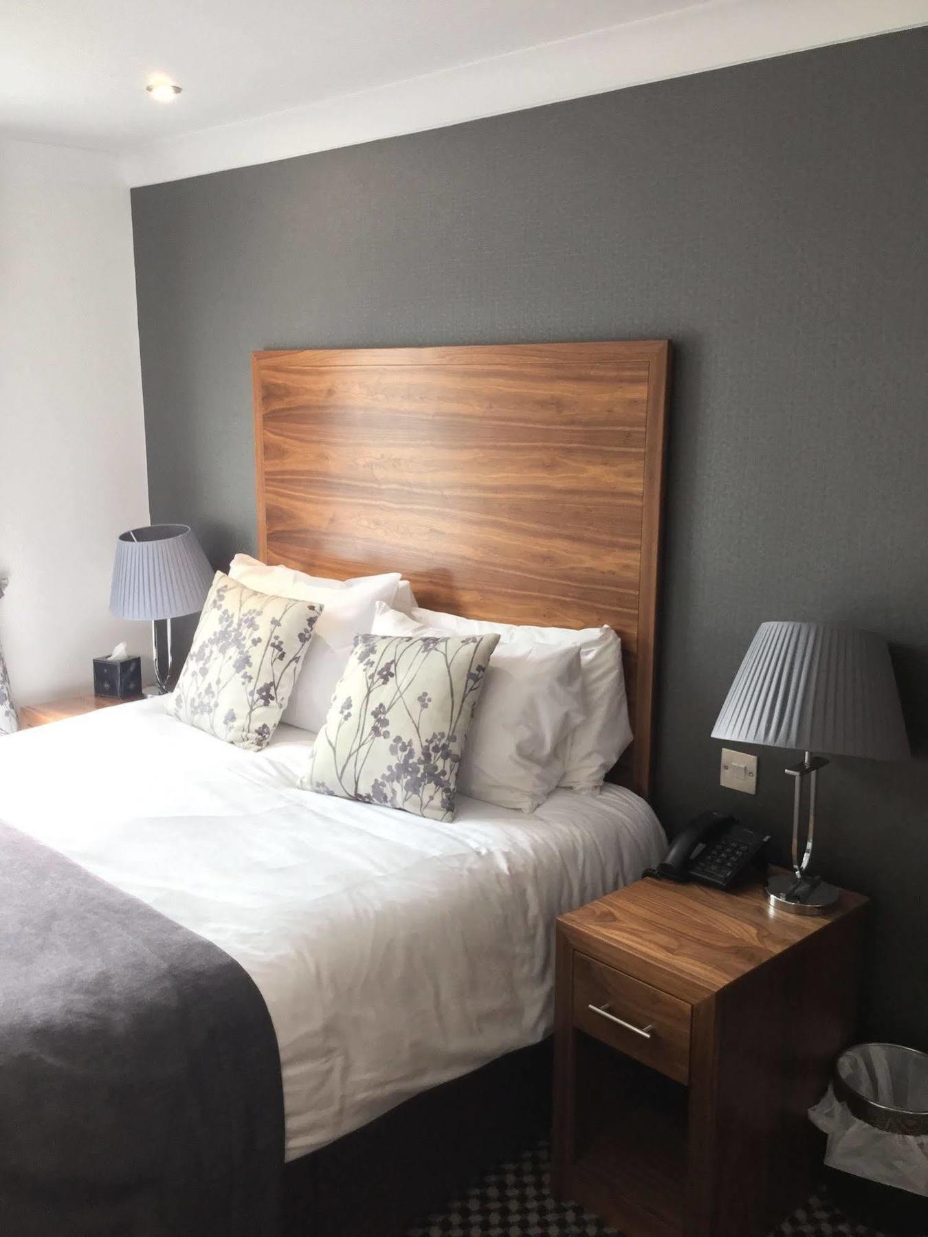 The Boleyn Hotel Staines-upon-Thames Eksteriør bilde