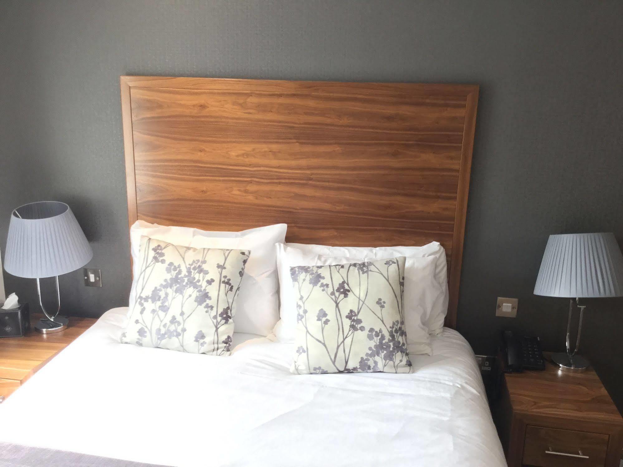 The Boleyn Hotel Staines-upon-Thames Eksteriør bilde