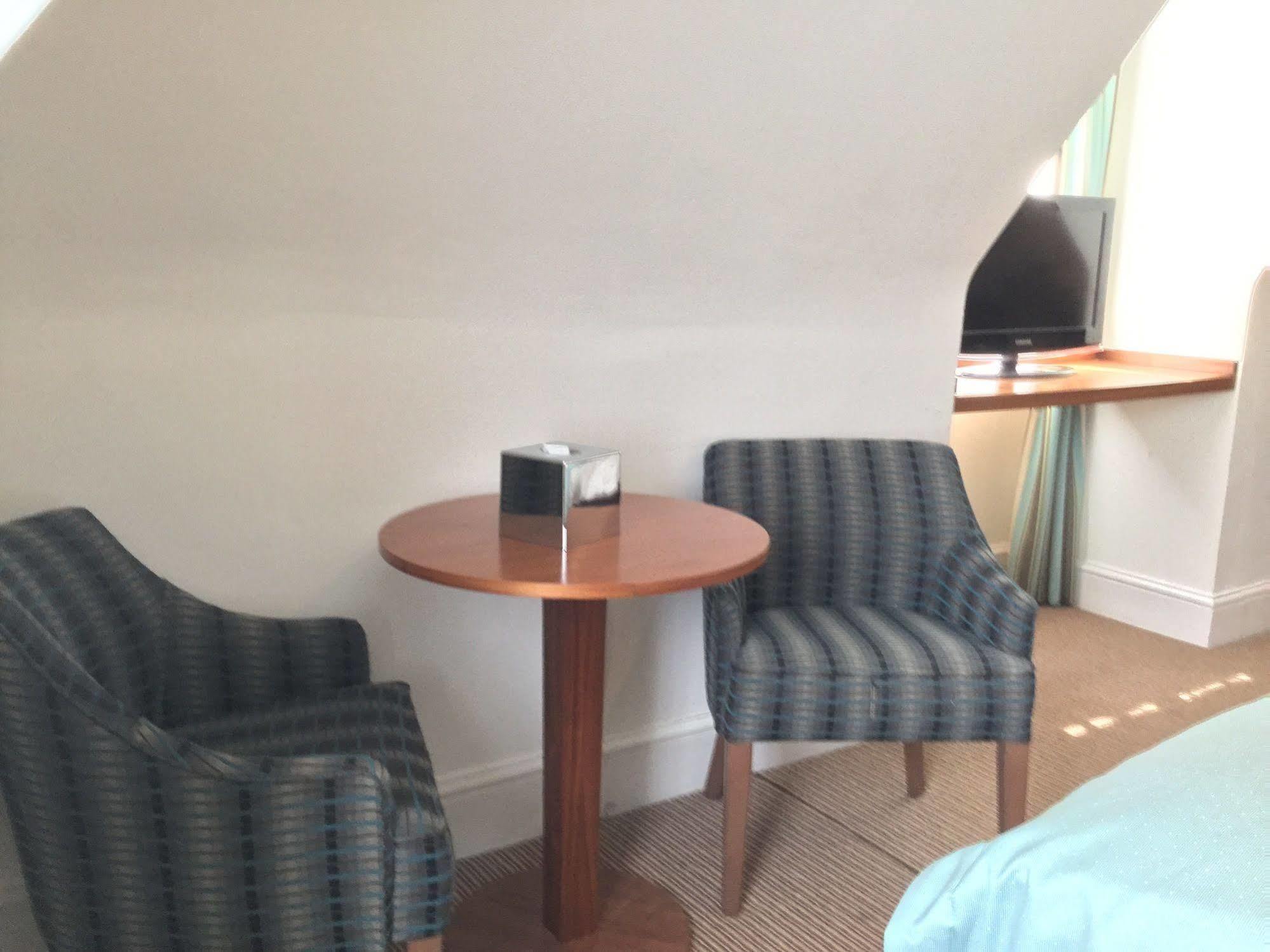 The Boleyn Hotel Staines-upon-Thames Eksteriør bilde
