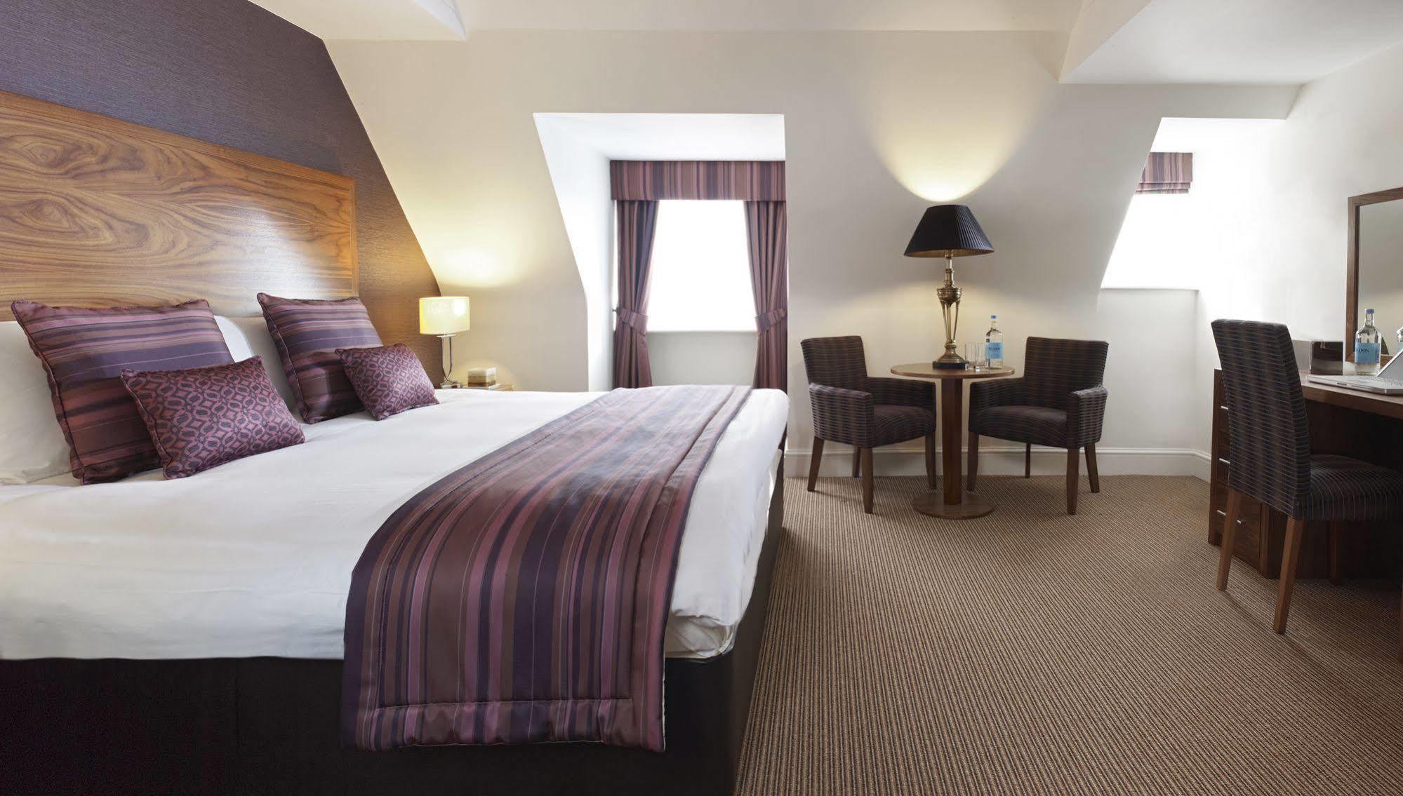 The Boleyn Hotel Staines-upon-Thames Eksteriør bilde